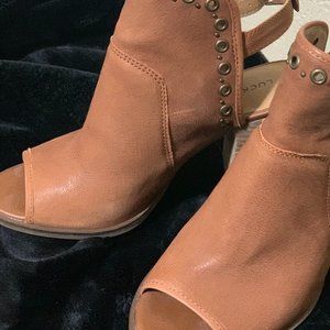 Lucky Brand - Tan Stacked Heel